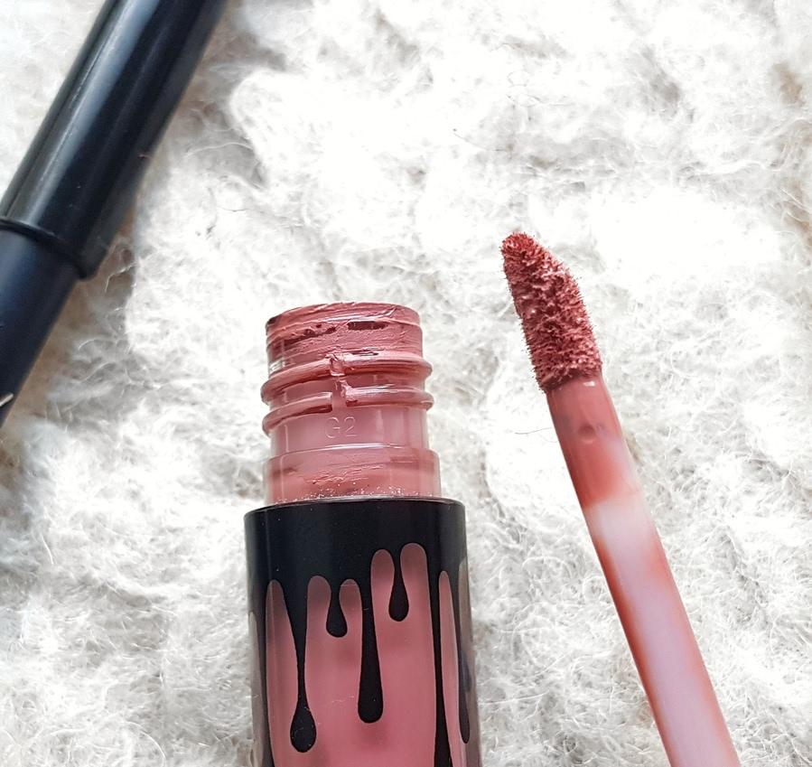 Velvet cosmetics. Аппликатор для помады. Velvet косметика помада. Жидкая помада в мягкой тубе. Помада в длинном футляре.