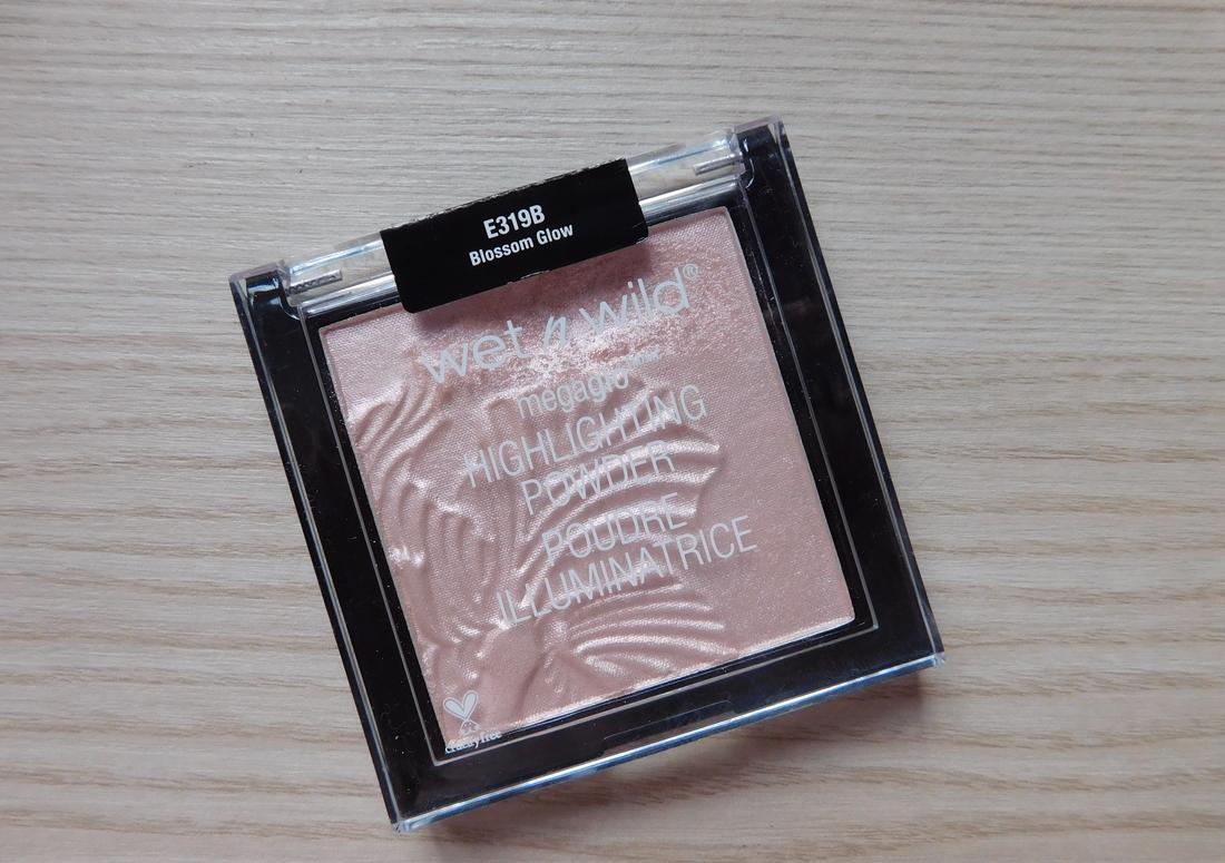 Хайлайтер Wet`n`Wild в оттенке E319B Blossom Glow - отзыв1 Хайлайтер Wet`n`Wild в оттенке E319B Blossom Glow