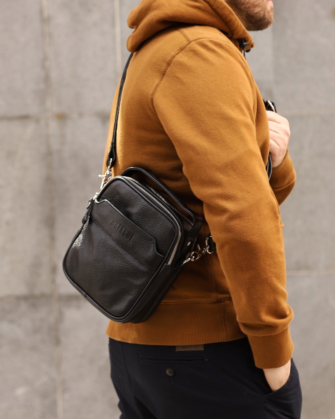 Кожаные сумки и рюкзаки - Вы точно оцените удобство и свободу, которые дает #brialdiexeter. Модель вместительна и функциональна, при этом ее не надо держать в руках👌
⠀
▪️Цена сумки: 6 950,-
▪️Материал...