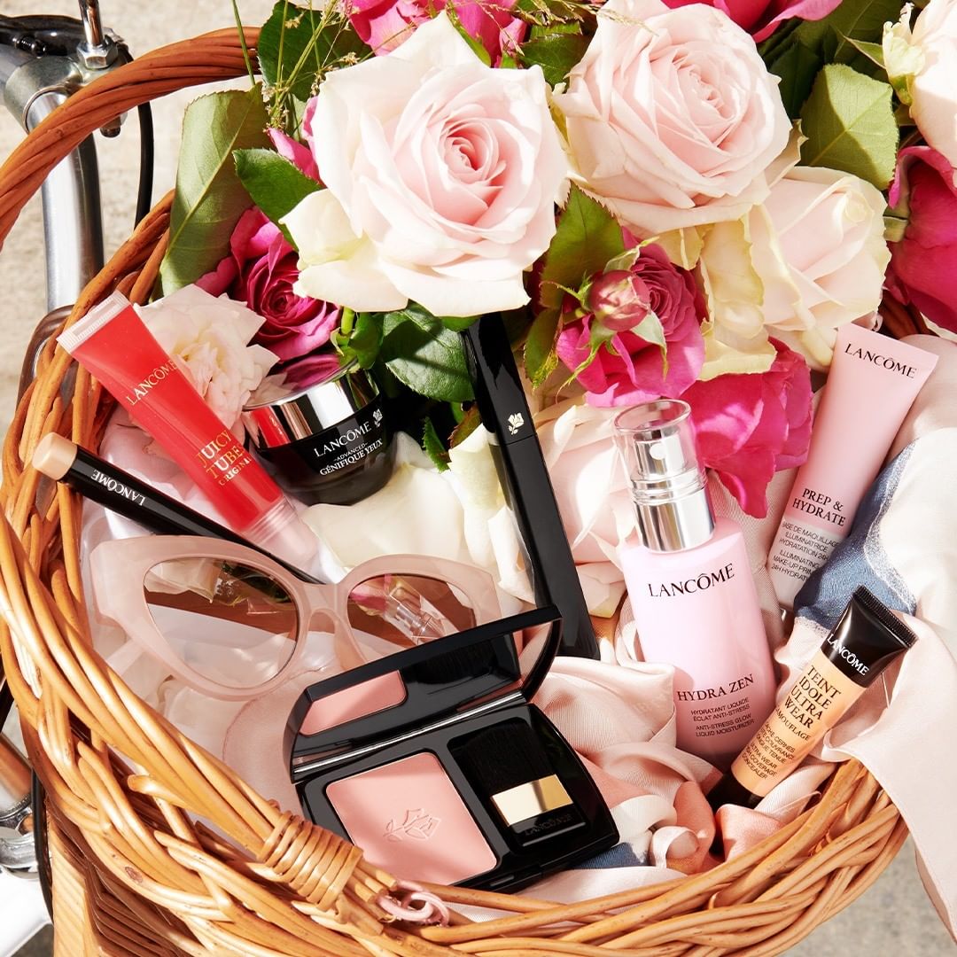 Lancôme Official - Want to go for an all-natural makeup look when cycling the streets of Paris? Follow our step-by-step summer routine:
STEP 1: Prep and hydrate the skin with your all-time favorite mo...