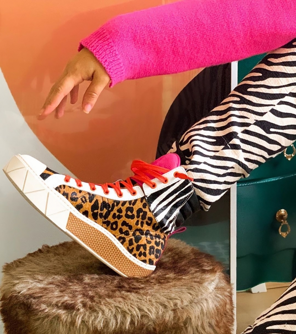 OQVestir - Seus tênis que lutem pra superar o poder desse lançamento de #Verao21 da #Schutz! Que tal um pé no animal print pra arrasar nas produções? Clique na sacolinha para comprar e confira ma...