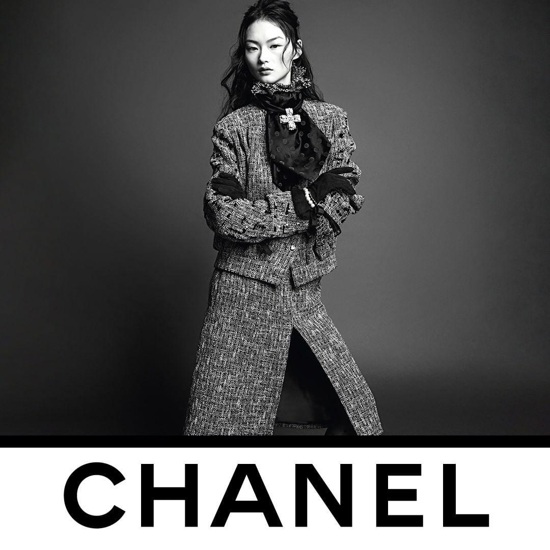 CHANEL - A tweed suit is imbued with a casual elegance. The CHANEL Fall-Winter 2020/21 collection is now in boutiques. 

Photographed by Inez & Vinoodh.

#CHANELFallWinter #CHANEL @Le19M #Le19M @Ateli...