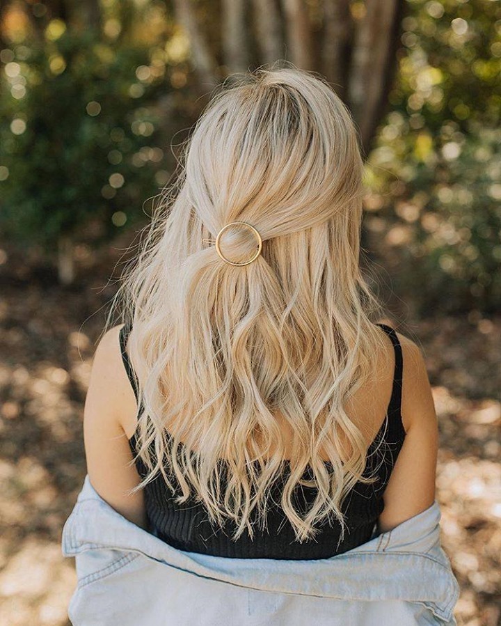 Schwarzkopf Professional - Dappled light and shades of blonde 💛

*Formula* 👉 @the_hair_boutique_Richmond used #BLONDME Bond Enforcing Premium Lightener 9+ to lift this look – thanks to the Advanced Bo...