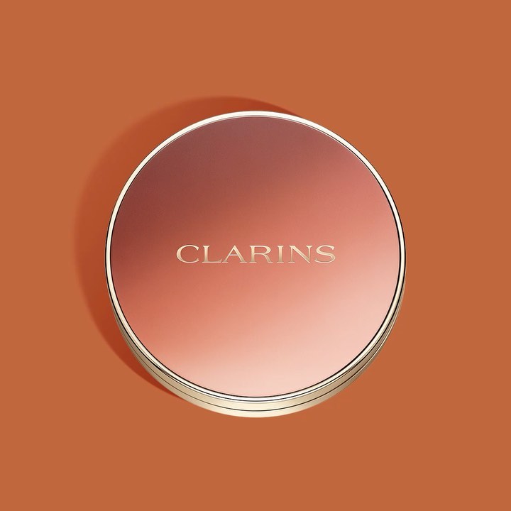 Clarins Russia - Насыщенный цвет и стойкий макияж без базы? Это возможно с новыми четырёхцветными тенями для век Ombre 4 Couleurs, созданными на основе бамбуковой пудры с добавлением витамина Е. Средс...