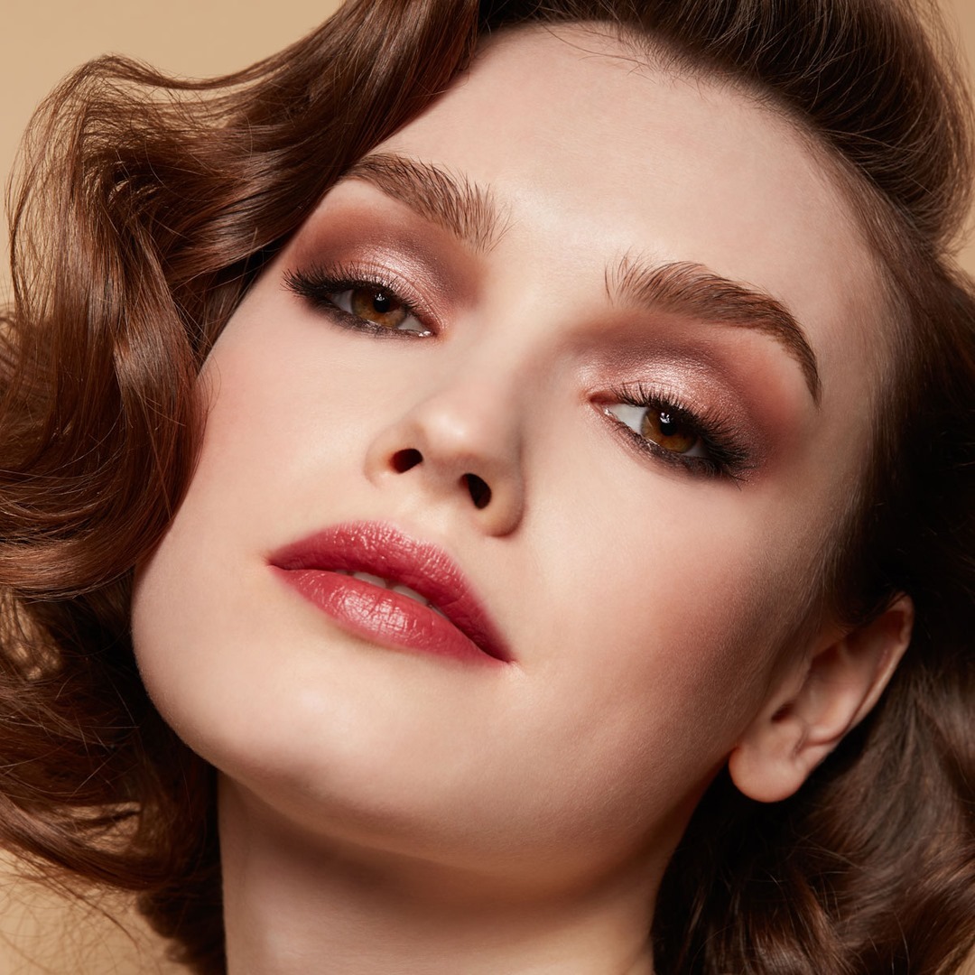 ARTDECO - Who could resist this glamourous golden make-up look in the style of the twenties? 😍 ⠀⠀⠀⠀⠀⠀⠀⠀⠀
⠀⠀⠀⠀⠀⠀⠀⠀⠀
Products used:⠀⠀⠀⠀⠀⠀⠀⠀⠀
Eye Designer Refill N°21A golden days⠀⠀⠀⠀⠀⠀⠀⠀⠀
Eyeshadow N°52...