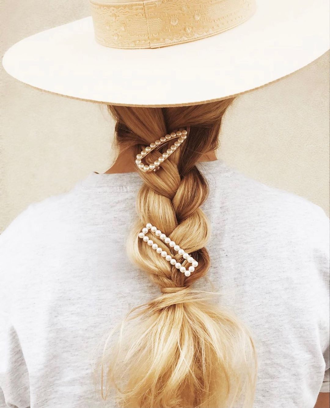 SexyHair® - Braid it and leave it! 💫⁣
What's your favorite go-to hairstyle? @hairby_t_ used #TextureSexyHair Surfer Girl Dry Texturizing Spray to provide grip and hold when braiding. She also used #He...