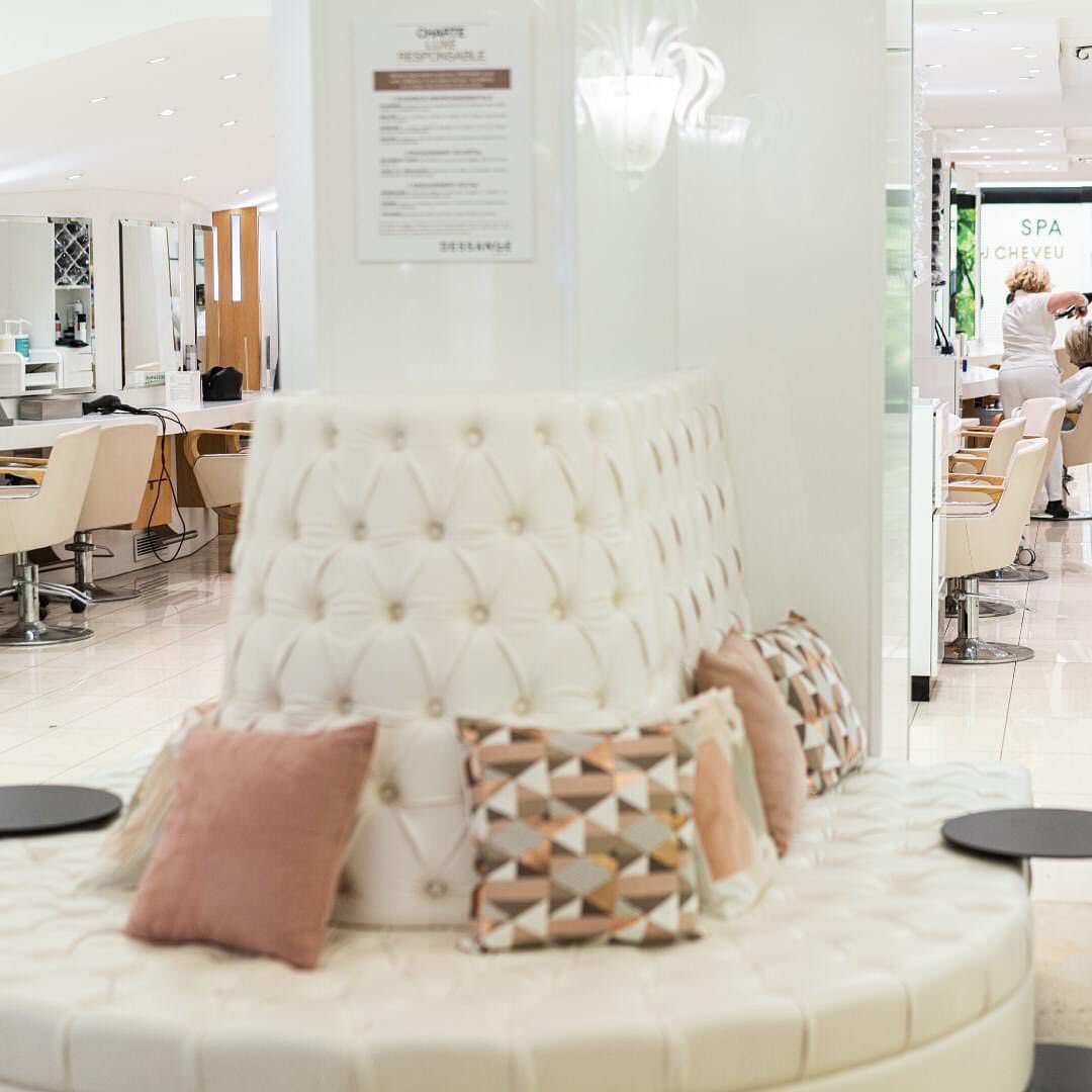 DESSANGE Paris - Le saviez vous ? 🤔

Dans nos salons, le balayage californien est réalisé au pinceau et exécuté à l’air libre sur cheveux longs, il s’applique à la surface du cheveu, et non dans la pr...
