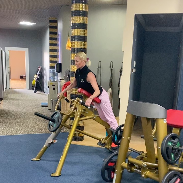 Анастасия Волочкова - До и после репетиции упражнения на тренажерах с весом помогают поддерживать тонус мышц.💪Сегодняшний мой день, как и каждый другой, начался активно.🌺 #анастасияволочкова #волочков...