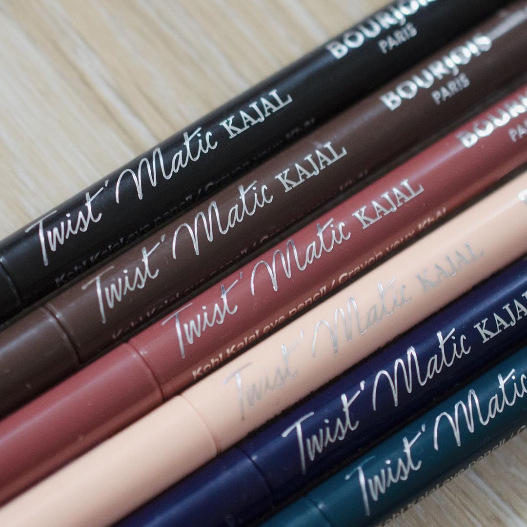 Bourjois Paris - Voici 3 bonnes raisons d'❤️ le nouveau crayon Twist'matic Kajal : 
- Pratique : c'est un 2-en-1 eyeliner et crayon adapté au contour de l'oeil et à son intérieur 
- Malin : rétract...