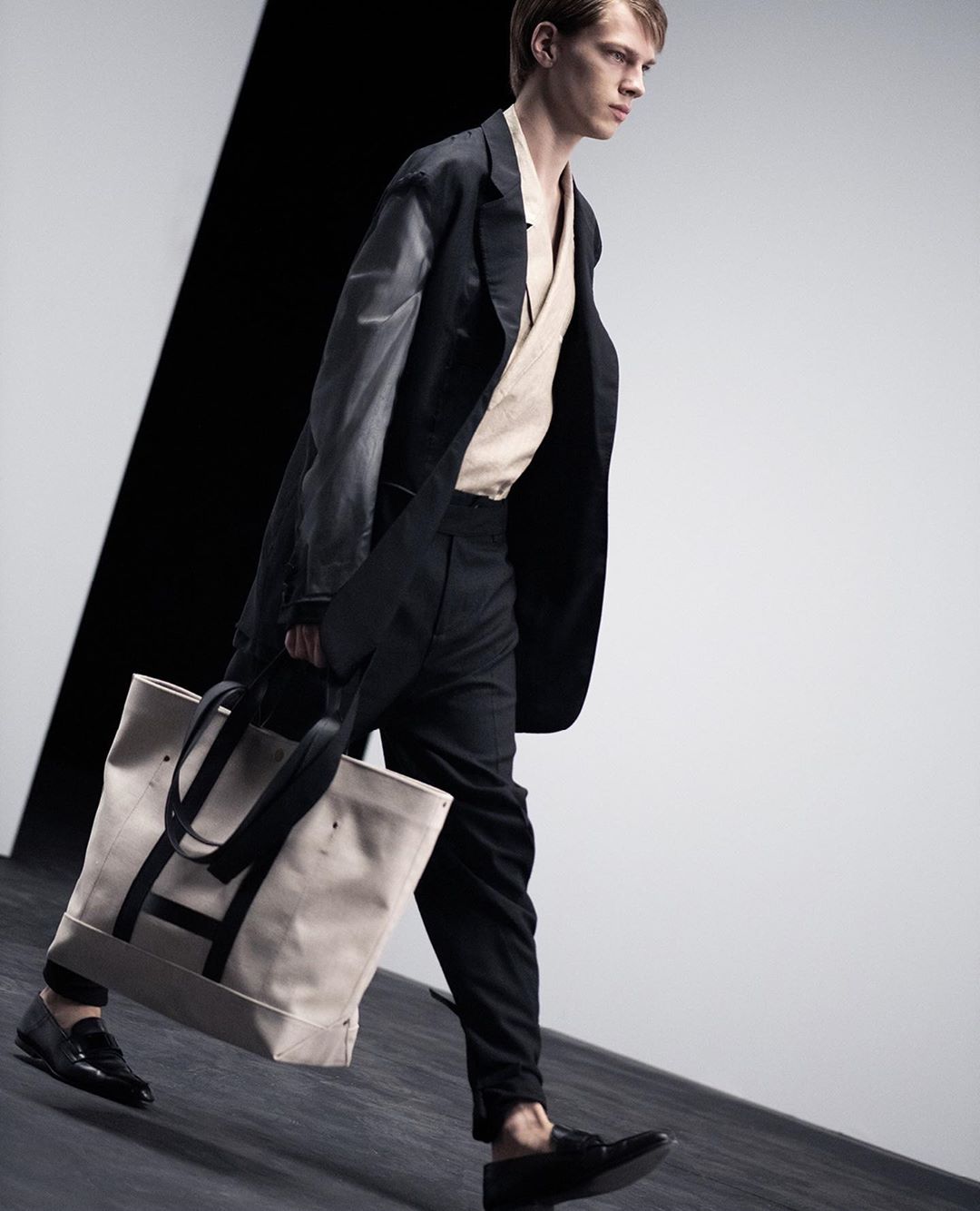 alfreddunhill - SPRING SUMMER 2021 SHOW⁠⠀
THE RUNWAY⁠⠀
#dunhillSS21⁠⠀
⁠⠀
Celebrating the new Utility large tote. Look 29 features the silk reverse detail contrast jacket worn over a linen reverse deta...