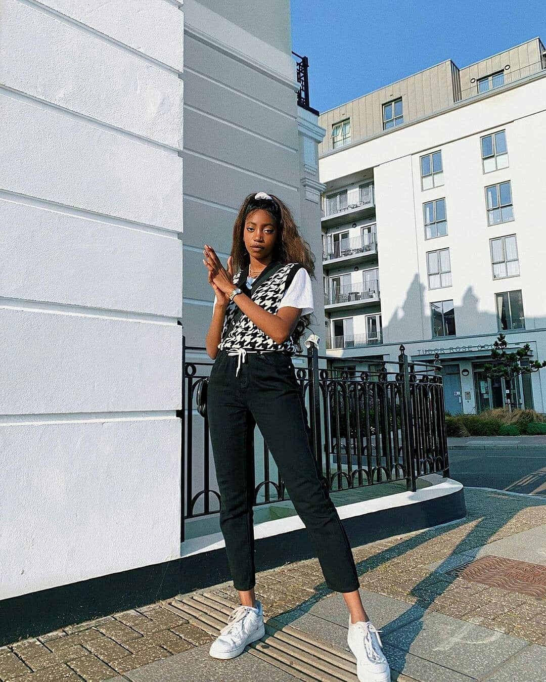 boohoo - New szn fits 🌪️ @tatikapaya wears the Dogtooth Check Knitted Tank 🔎 FZZ61770