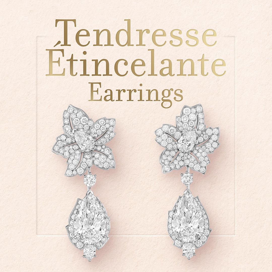 Van Cleef & Arpels - On each of the Tendresse étincelante earrings, a blossoming corolla unfurls around a pear-shaped diamond.
These diamonds, cut from the same rough, stand out for their vivid materi...