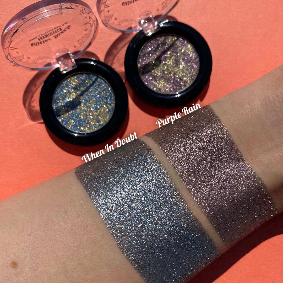 J. Cat Beauty - Blue & Gold OR Purple & Gold?!✨✨✨
.⁠
.⁠
.⁠
#jcat #jcatbeauty #glitterdazzleeyetopper #MUA #makeupartist #sparkle #losangeles #beauty #blingbling #makeupaddict #glitter #makeupoftheday...