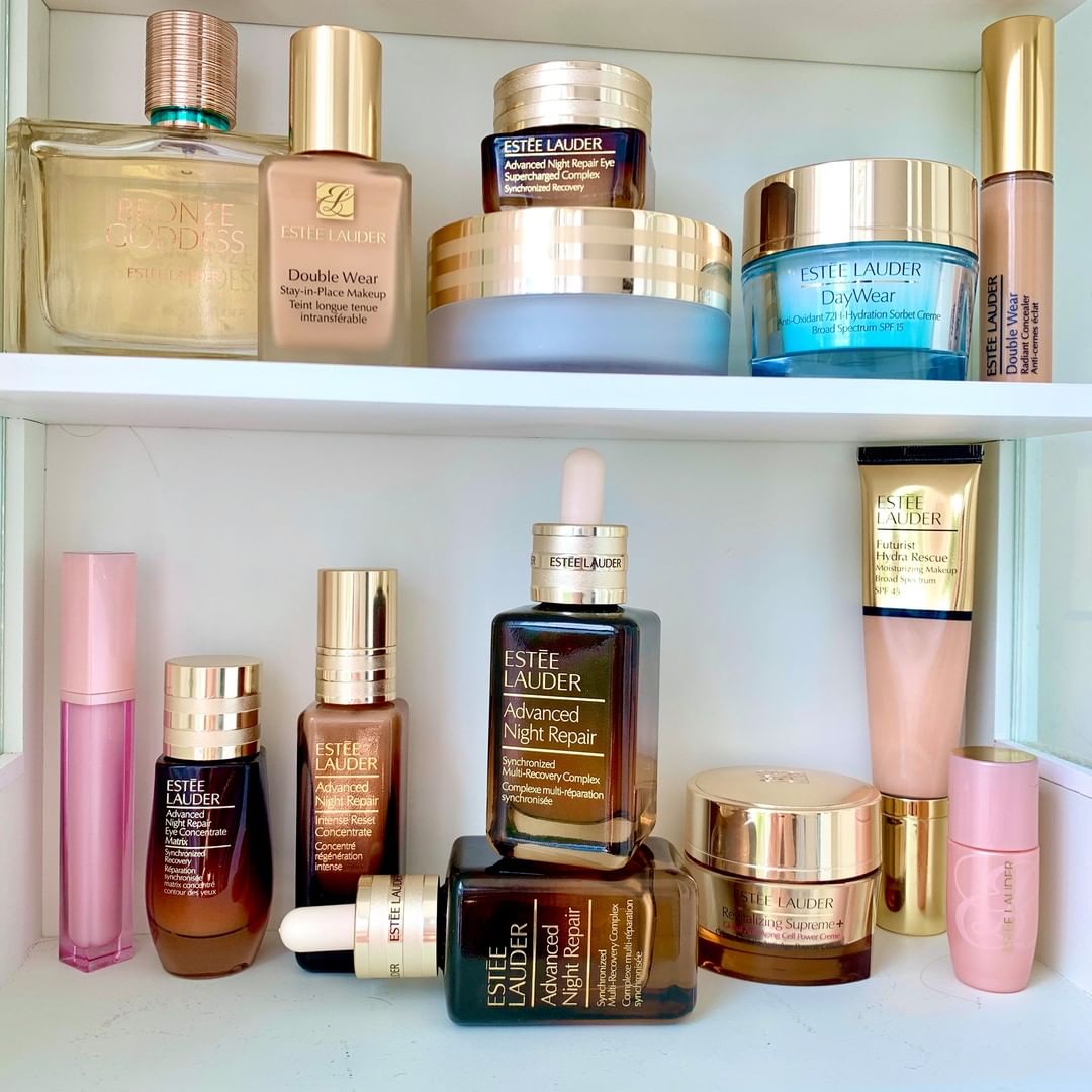 Estée Lauder - NEW #AdvancedNightRepair takes center stage in #EsteeTeam @llbeautytips' beauty cabinet! Have you added this NEW superstar #serum to your lineup? 🌟 Join #GenerationANR and tag us in yo...