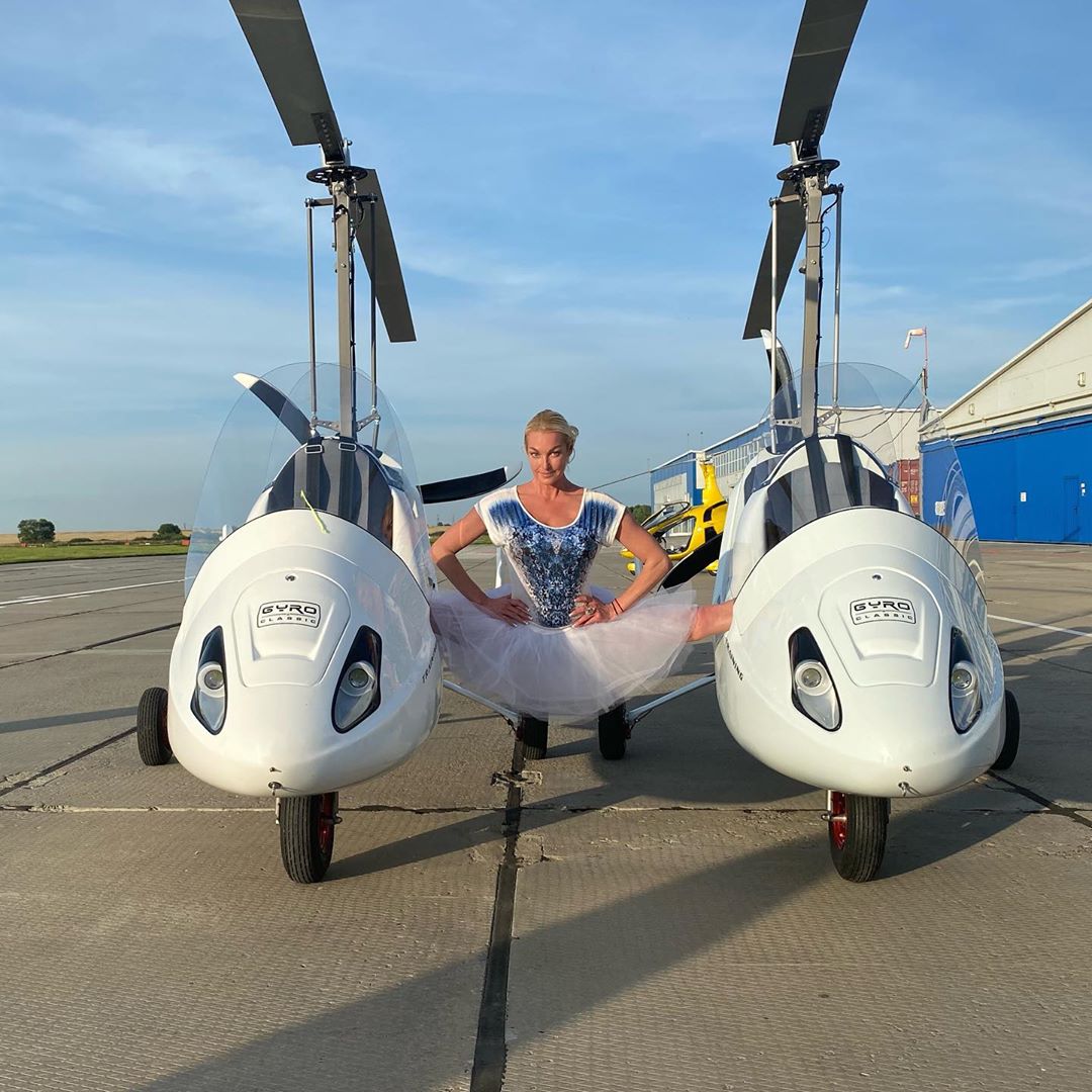 Анастасия Волочкова - Вчера мы с Виктором Швецом @advokat_victor_shvets по приглашению директора Авиацентра "Воскресенск" посетили это прекрасное место. Автожир-это гибрид самолета и вертолета., назыв...