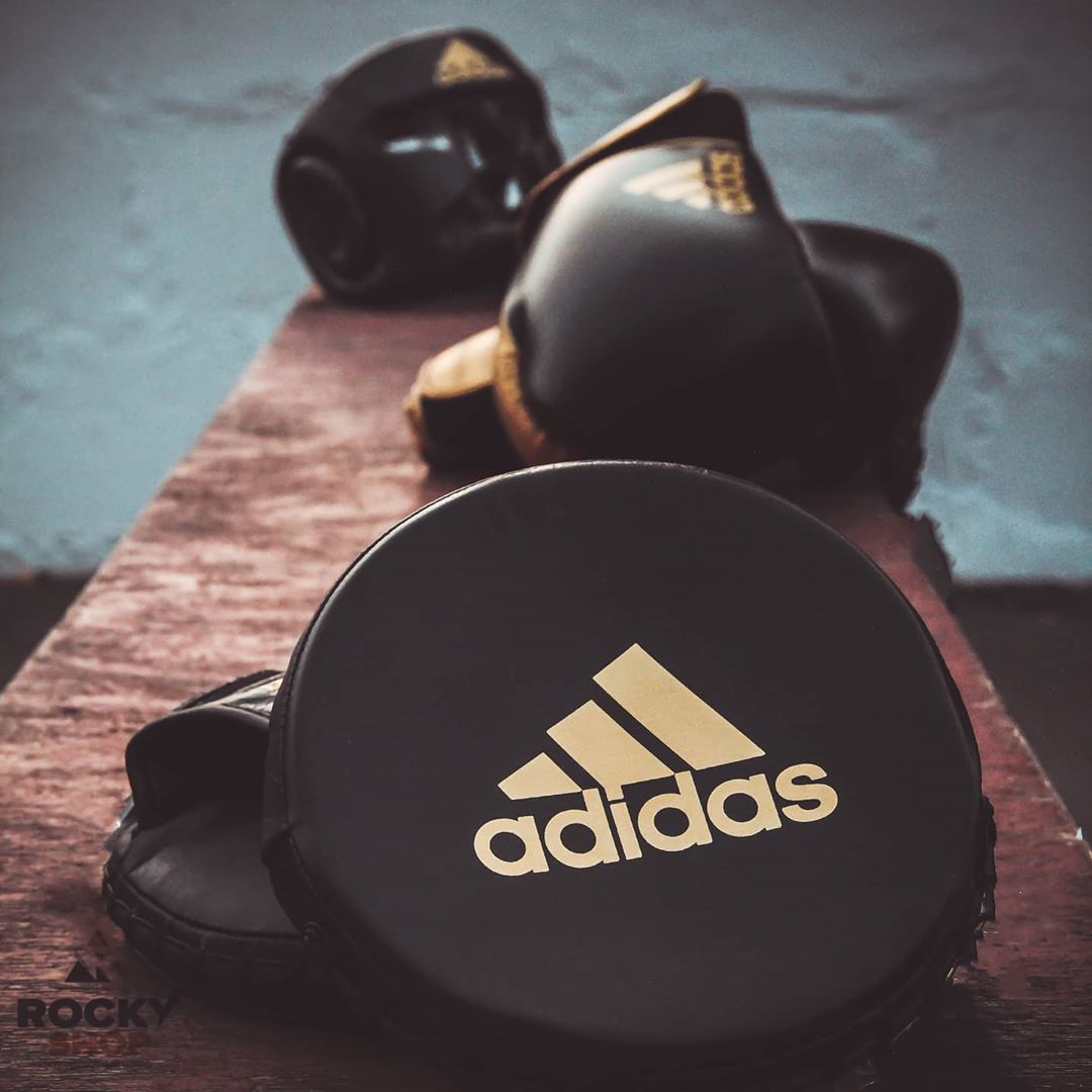 ROCKY-SHOP - Adidas черно-золотой сет! Боксерские лапы Speed disk за 5390₽, перчатки Hybryd 200 за 7990₽, тренировочный шлем Speed super pro за 4990₽.
Эти и тысячи других товаров на www.rocky-shop.ru...