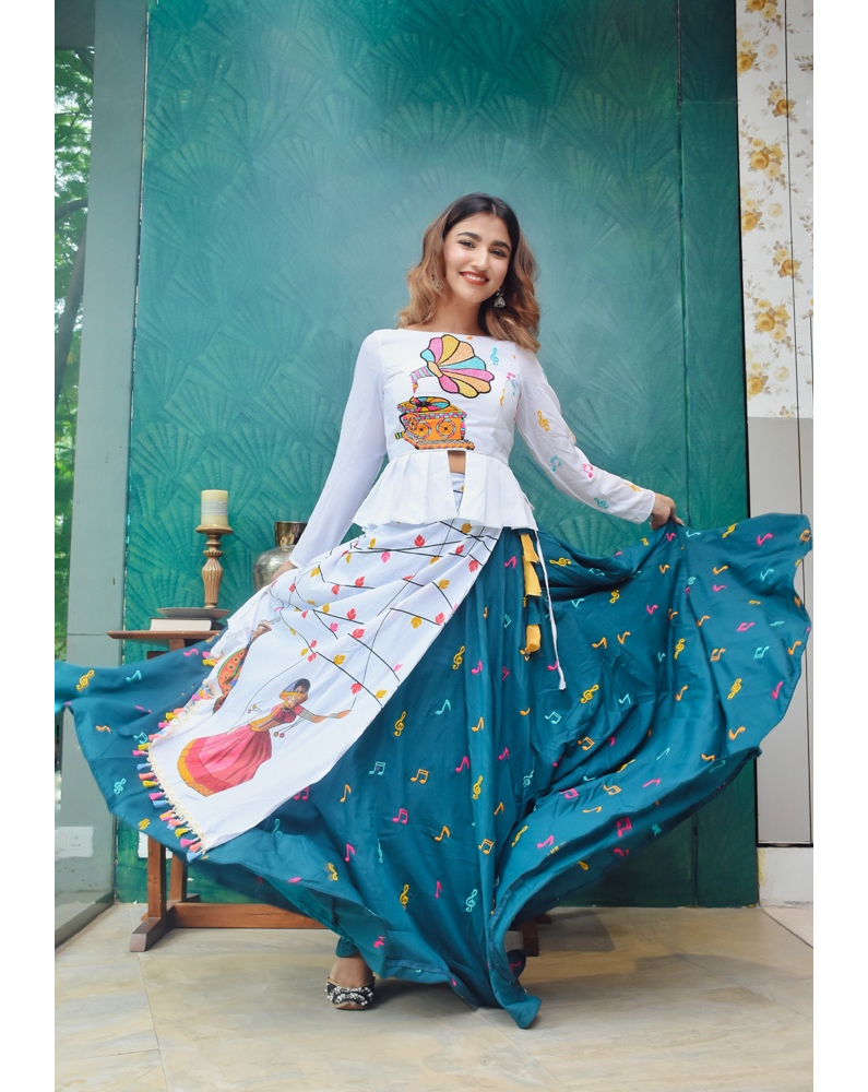 Mirraw - @kinjalshuklabhanushali looks amazing in our green embroidered cotton chaniya choli.⁣
Check out the #navratri collection on @mirraw.⁣
Product details & price-https://bit.ly/2Eqvpdj⁣
Shop now....