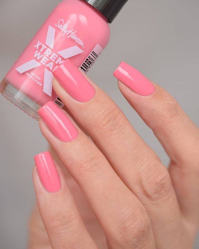 Sally Hansen - Pretty in pink 💕. @elenaleg1411’s First Blush mani is just fab ✨.
