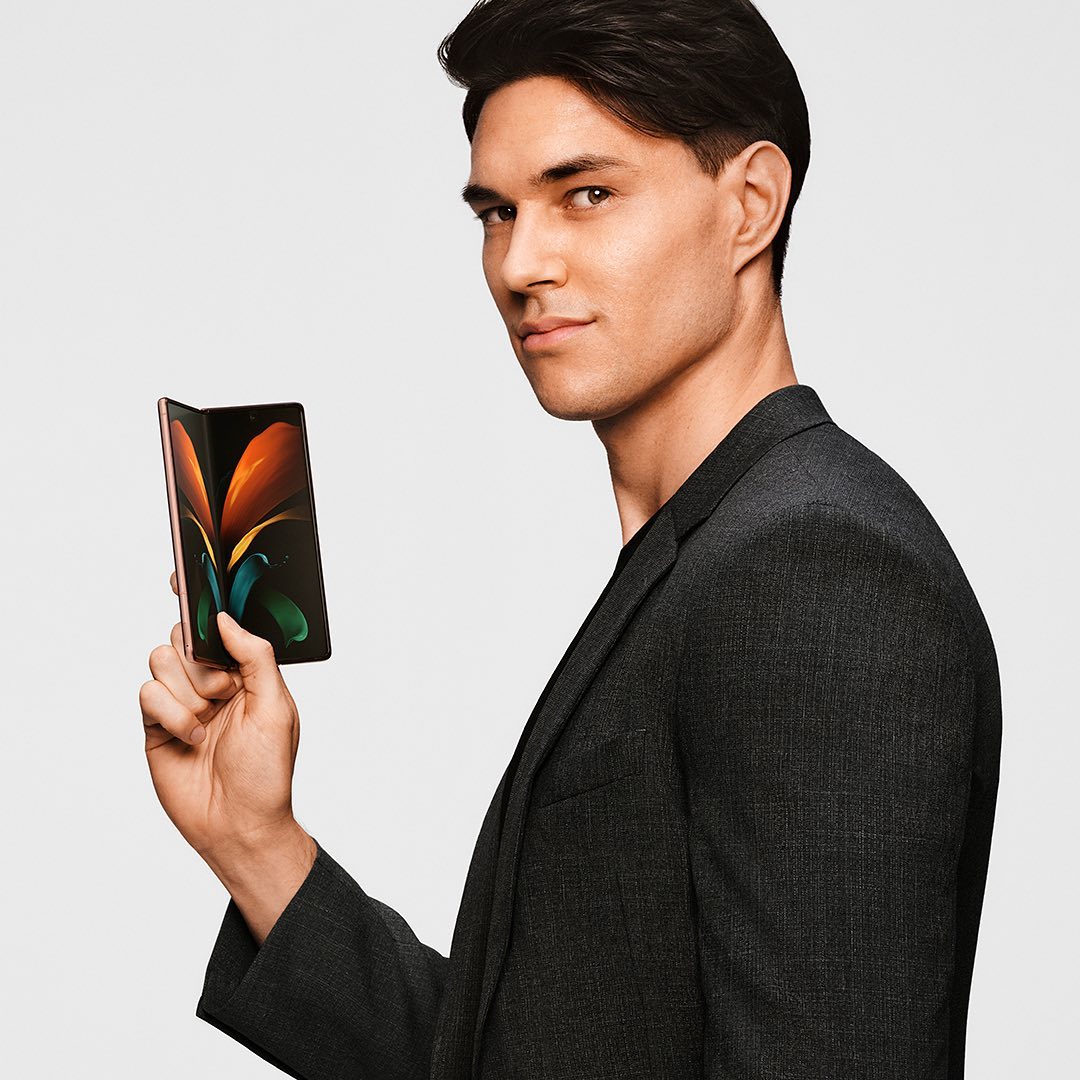 Samsung Russia - Когда держишь Galaxy Z Fold2 в первый раз, очень сложно поверить в реальность его технологий 🤯