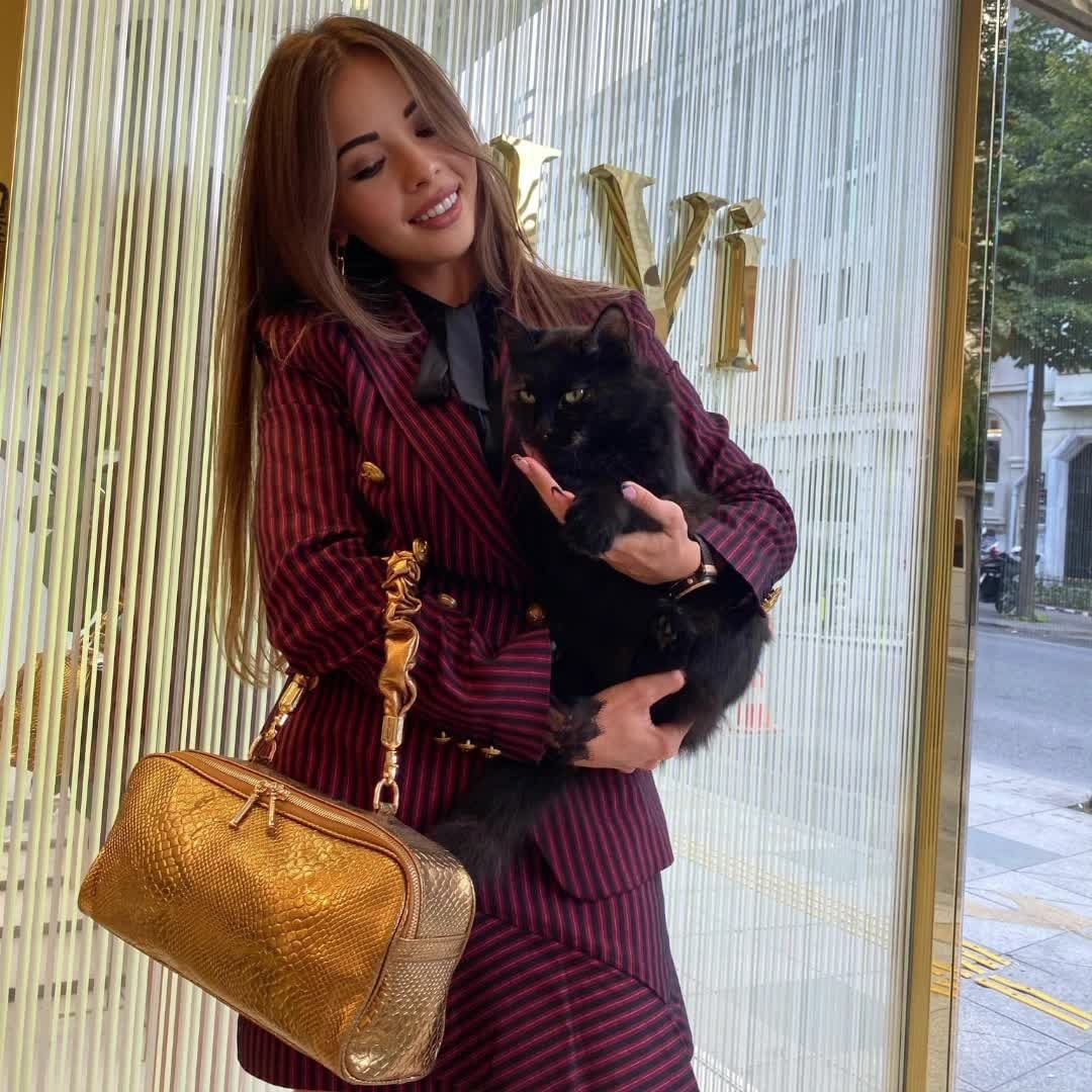 iLVi - Altın renk bir çanta ile kombinlerinize dikkat çekici bir şıklık kazandırmaya ne dersiniz?
Ürün Kodu Susan-İL-92
📸 @ilvira_donskaya

How about adding a stunning chicness to your look with bag i...