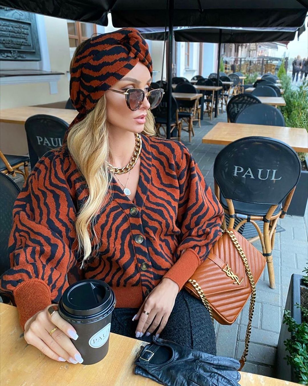 ToBeBlossom.ru - По шкале от 1️⃣ до 🔟 оцените образ Виктории в комментариях🔥
⠀
Кардиган и шарф с анималистичным принтом из 100% шерсти мериноса, доступен в 2-х цветах.
⠀
👩🏻‍💻Артикул на сайте:
▫️Кардиг...