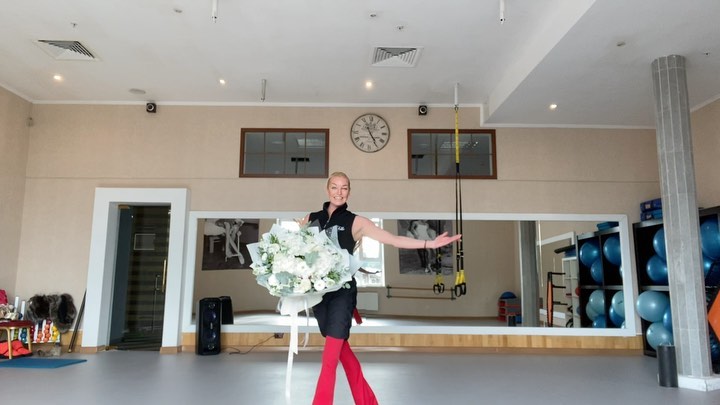 Анастасия Волочкова - Я так порадовалась букету, переданному мне в мой балетный зал, что мне захотелось закружиться вокруг него в пируэтах, что я и сделала.💃🩰 Потому что этот букет для меня особенный....