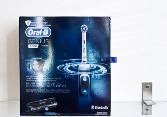 Зубная щетка Oral-B Genius 9000 фото