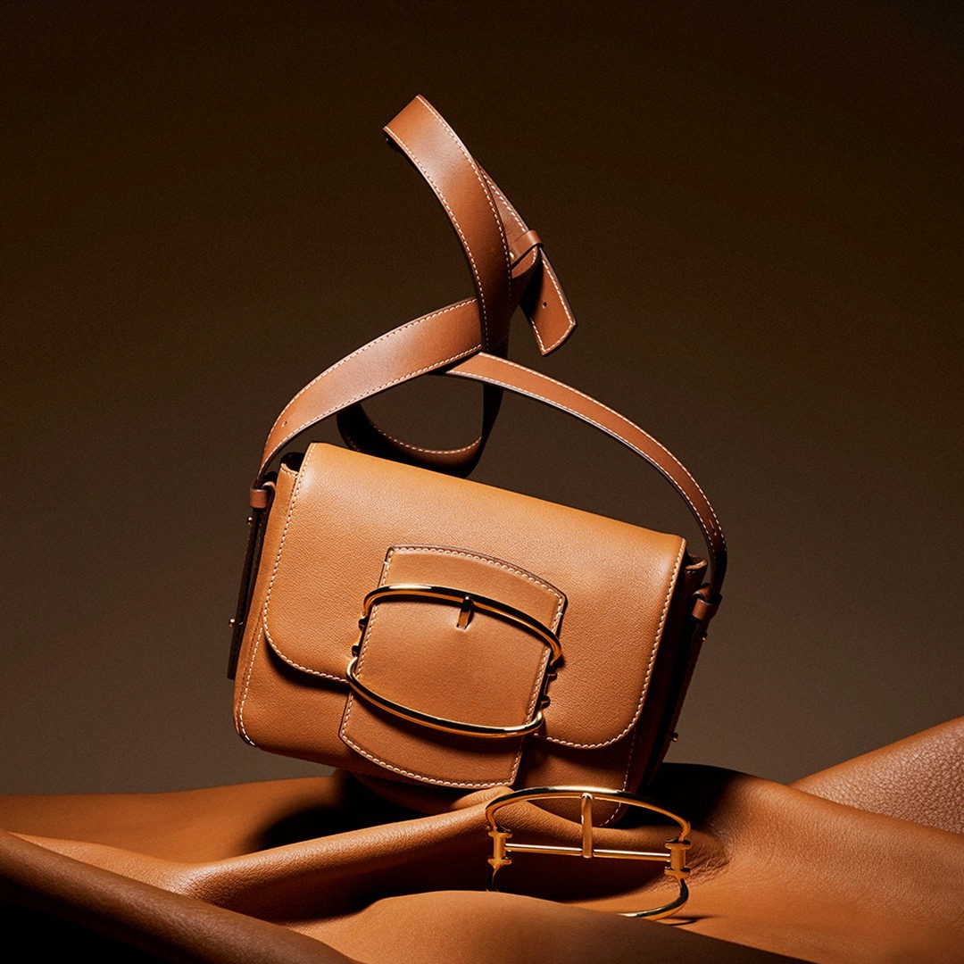 CAROLINA HERRERA - #CHCharnelaInsignia. The clasp, with Carolina’s initials, the C and the H, is its Insignia. #CHInsignia

For each accessory you acquire, you will donate 10% and, in an unique manner...