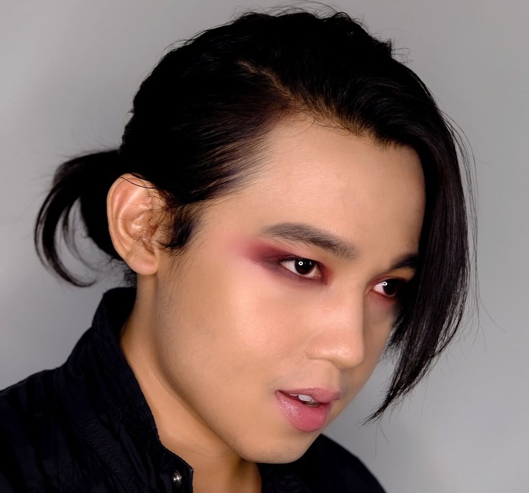 shu uemura - our senior makeup artist Lucas from Singapore team adds captivating depth and dimension to his eyes with our color atelier pressed eye shadow ME789, M189, M163 and M828. #shuuemura #shuar...