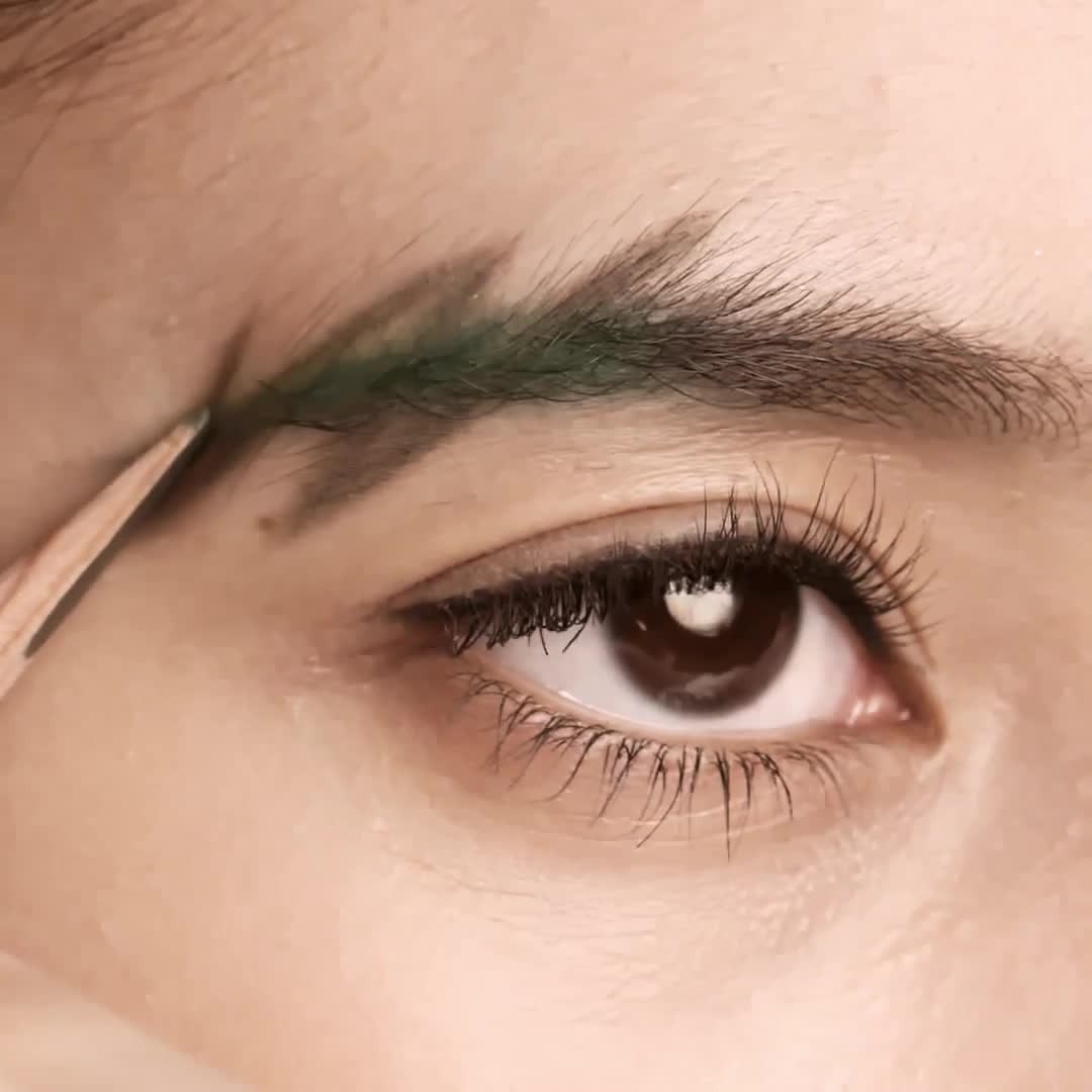 shu uemura - which kind of brow look do you want to create? follow our atelier artist yang from japan for this fierce look. @yang_yuhwa⁠
#shuuemura #shuartistry #kushibrow
