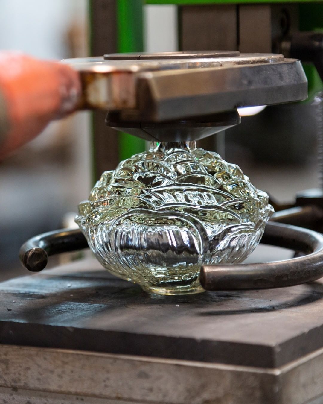 LALIQUE - The Pivoine limited edition 2021 flacon, starting to take shape with all its beautiful details. A truly impressive piece of crystal-making!
.
.
.
.
.
#pivoine #limitedcrystalflacon #pivoinef...