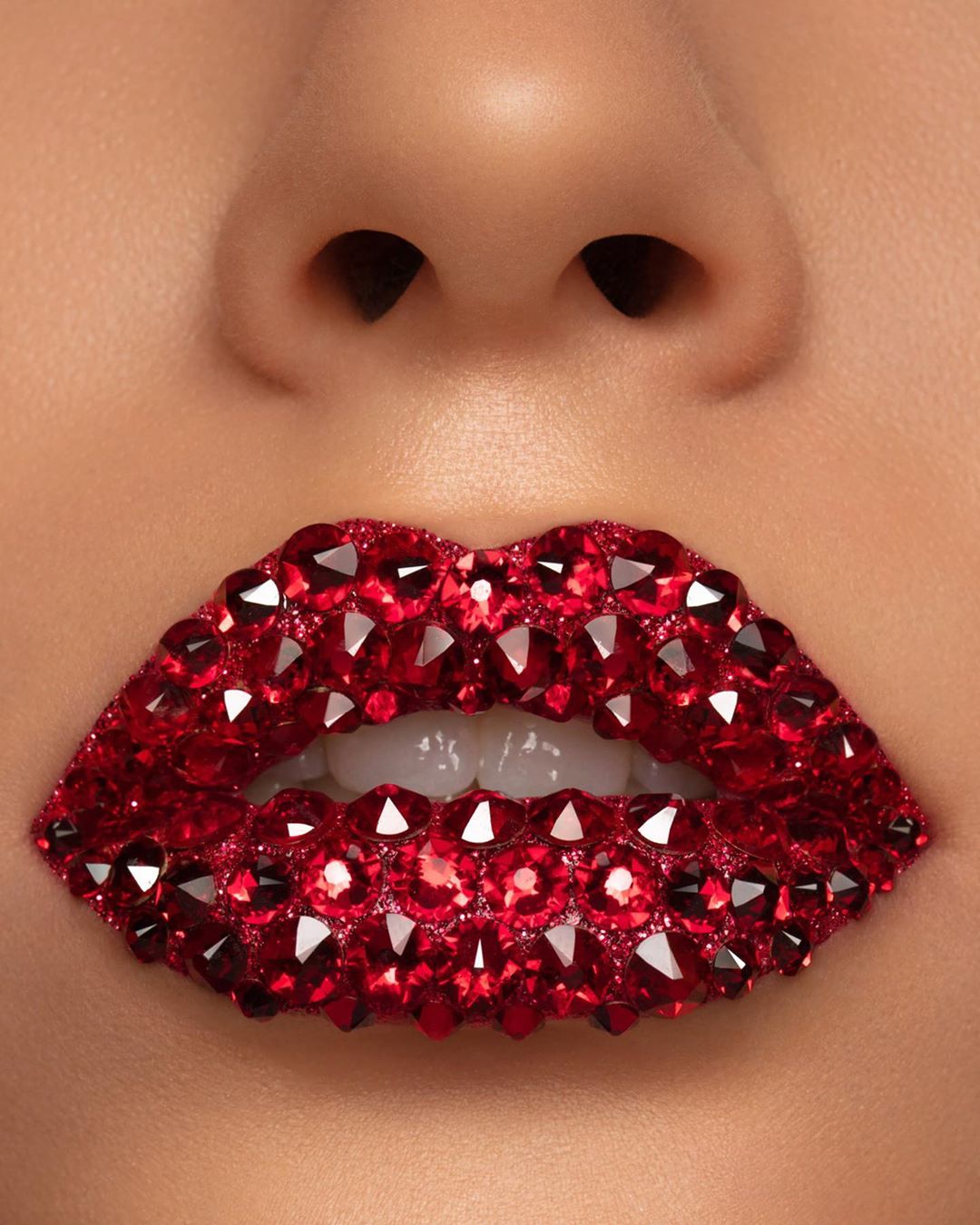 SWAROVSKI - Beauty world icon @patmcgrathreal is bringing her iconic Swarovski crystal lip looks from the runway to your home with her new crystal lip kits #turnyourlipson

#CrystalsfromSwarovski
#Swa...