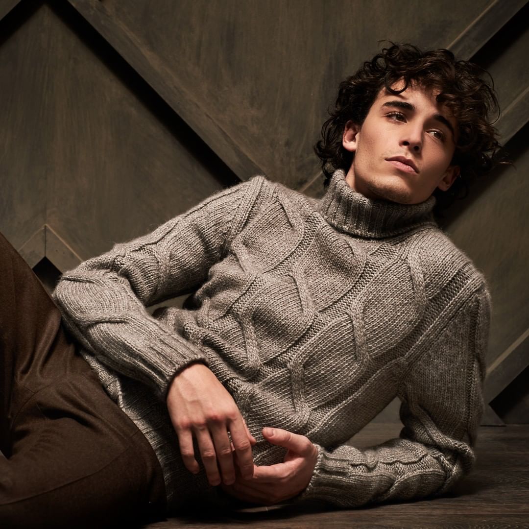 Maglificio Gran Sasso - Define your look with warm fall nuances. Discover the shininess of cable turtle neck in soft alpaca > shop.gransasso.it

#GranSasso #WearGranSasso #FW20