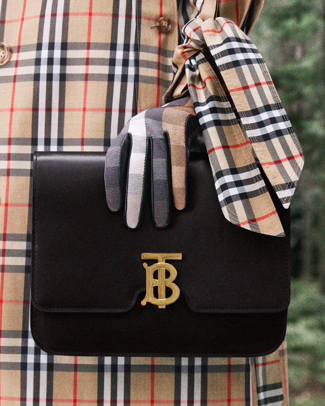 Burberry - Hand-picked
.
Our structured leather TB Bag topped with #ThomasBurberryMonogram hardware and styled with our unmistakable house code, the Vintage check
.
#Burberry