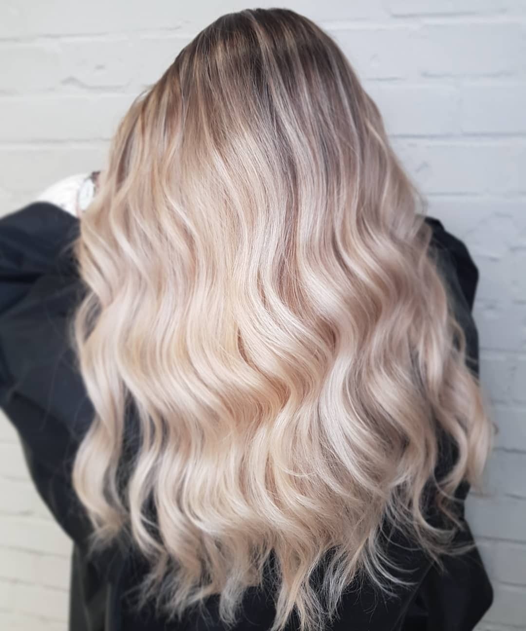 Wella Professionals Russia - Это не просто блонд, это – настоящее искусство!🎨
Плавные переходы, чистый нежный оттенок на длине и кончиках, умопомрачительный блеск, волшебная игра света Illumina Color...