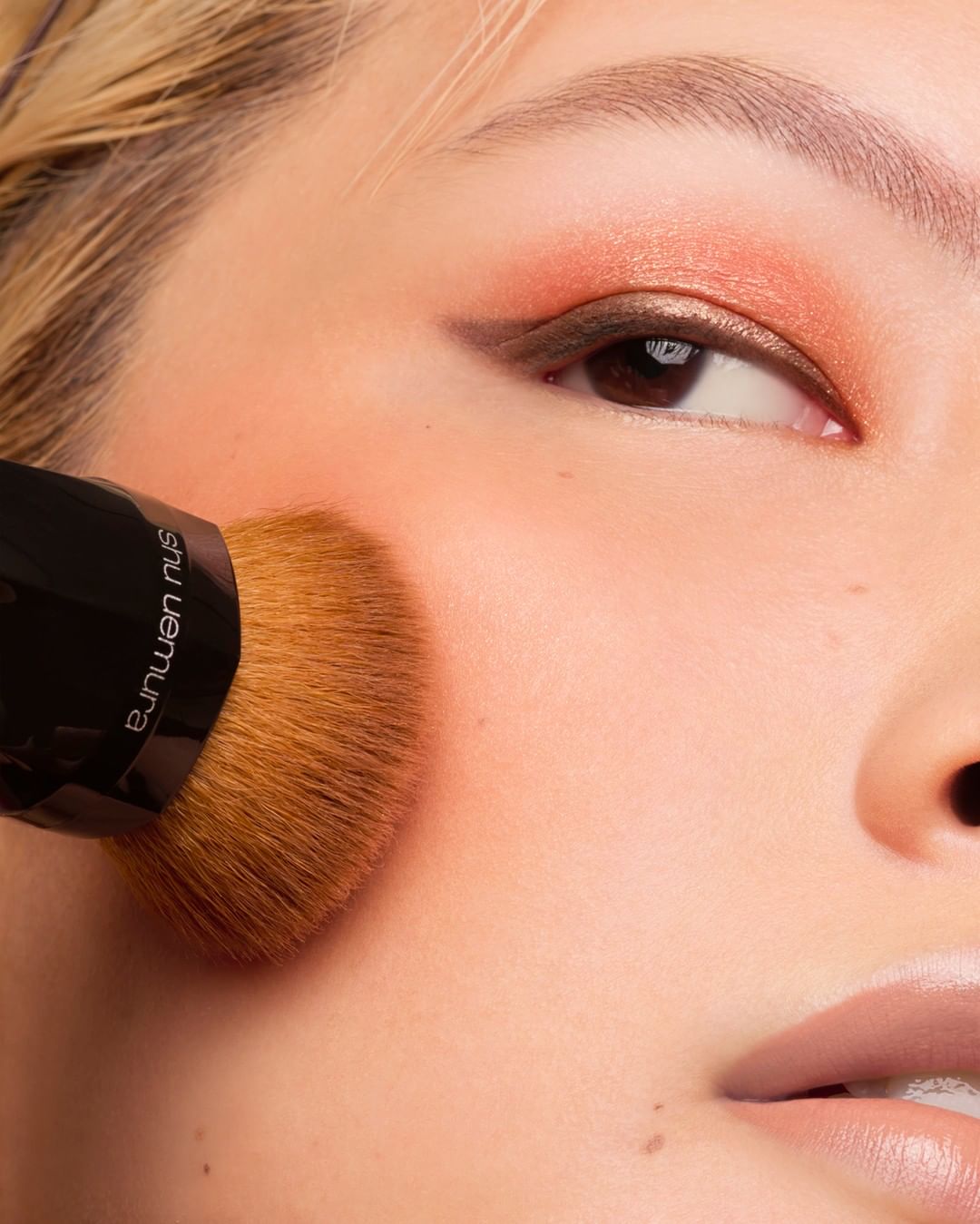 shu uemura - our new petal 30R face brush softly hugs your face to evenly apply color. shu uemura artist used face color ES867 and IR362. ⁠
#shuuemura #shuartistry #shuuemuraartist #facecolor #petal30...