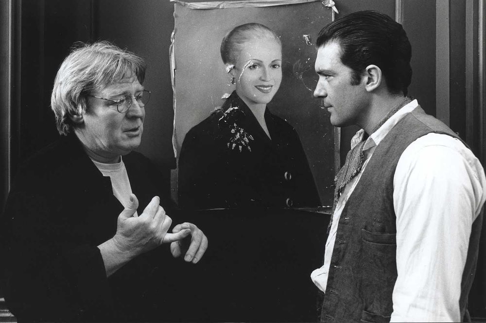 Antonio Banderas - Dear Alan, adiós. Gracias por tenerme en EVITA y gracias por tu sabiduría cinematográfica. 
Ahí queda todo lo que has hecho que ha sido mucho y bueno.

‪ Dear Alan, goodbye. Thank y...