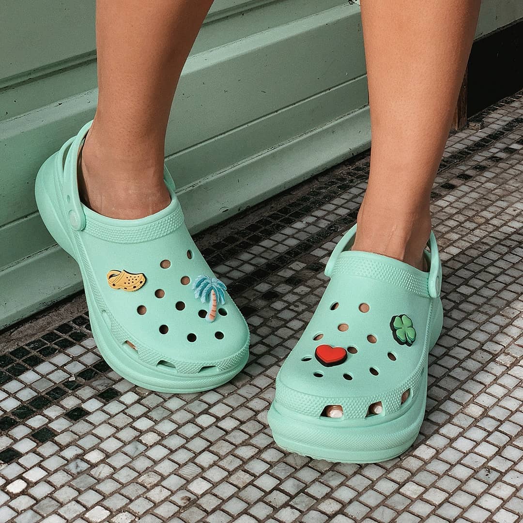 Crocs Russia - Не езжай к пальмам — пусть они сами приедут к тебе 🌴 Выбирай Jibbitz для сабо и заказывай их доставку на нашем сайте. Ссылка в описании профиля 🙌
⠀
#crocs #crocsru #крокс