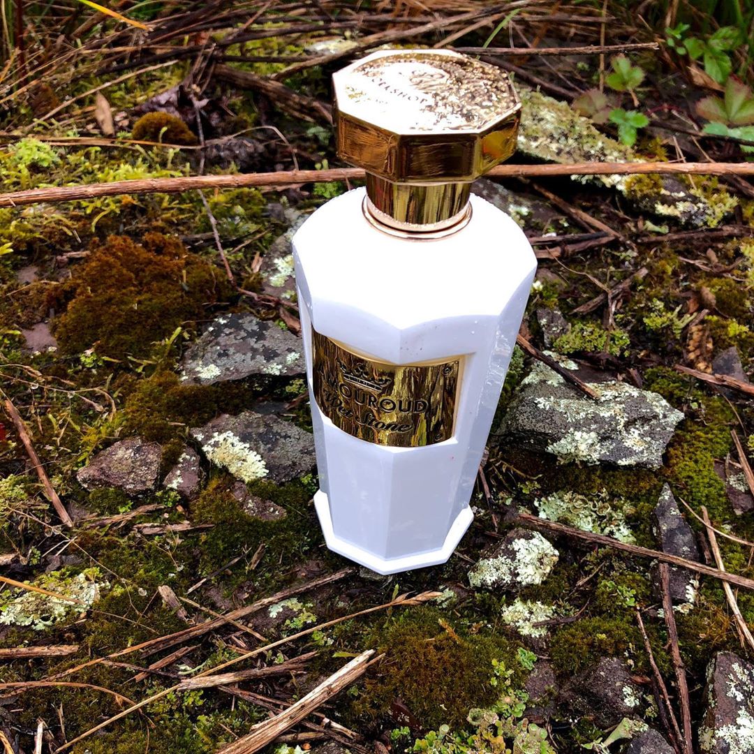 Amouroud Parfums - Wet Stone evokes visceral power and magnificence of a mountain waterfall while maintaining the elegance of an autumn stream. Alaskan cedar, vetiver, oud, and patchouli combine in a...