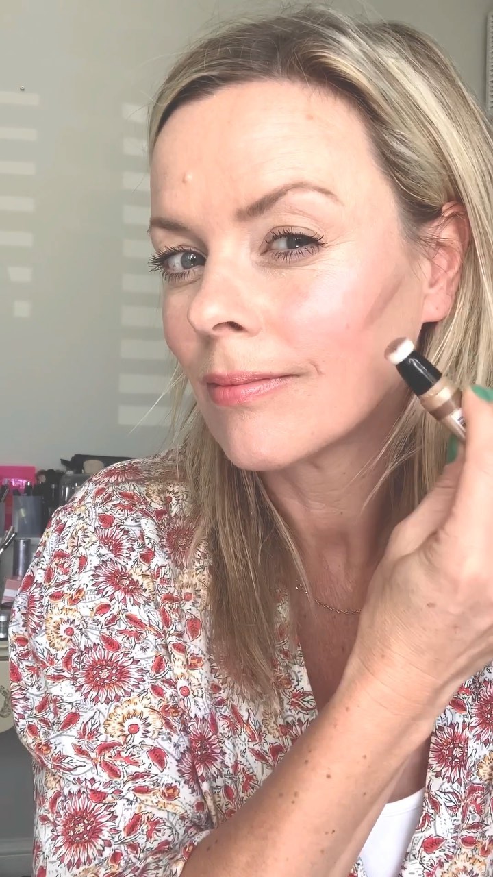 Max Factor - Celebrity makeup artist @carolinebarnesmakeup is sharing her must have makeup tricks with us 💫 Starting with beautifully defined cheekbones + a summer glow all in one 🙌 a true master in h...