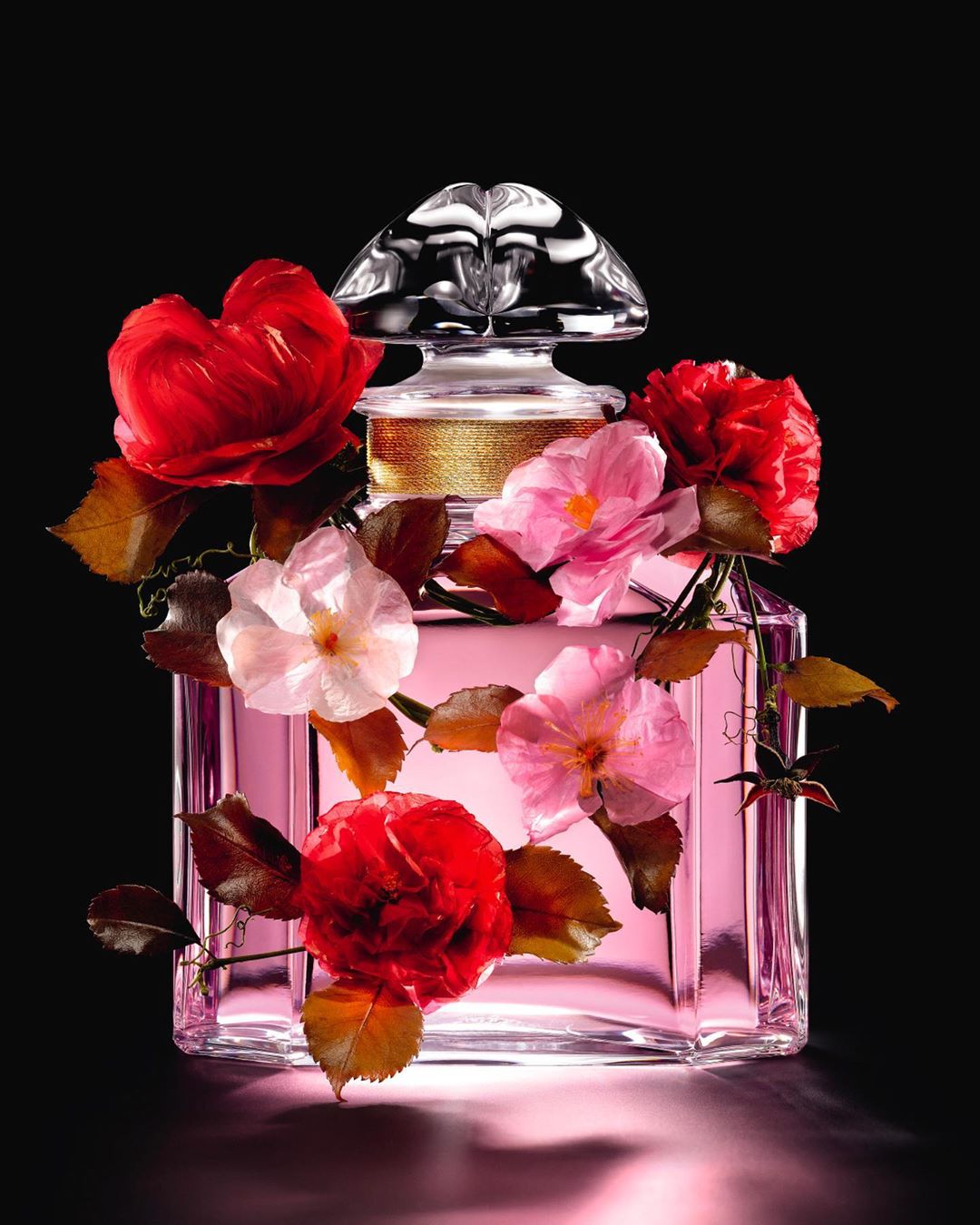 Guerlain - In this Eau de Parfum interpretation, the rose is given unbridled freedom of expression. It runs through the composition, from the top notes of Bulgarian rose essence with its fruity facets...