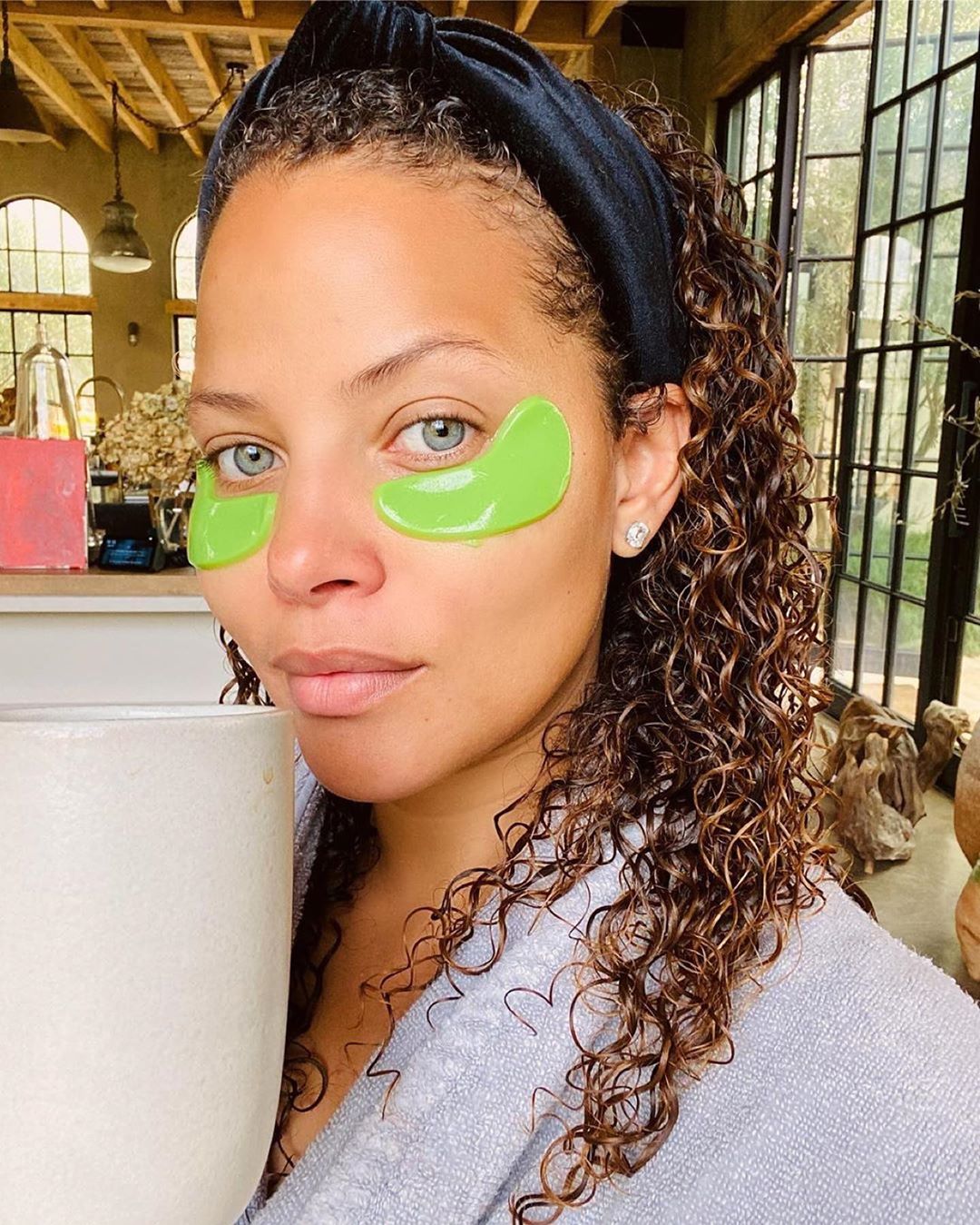 100% PURE - Rise & shine! The gorgeous @denisevasi in our go-to #maskmonday product... THE BRIGHT EYES MASK ✨💚⁣
⁣
#mondaymood #mondaymotivation #brighteyes #caffeine #masking #cleanbeauty #eyemask #gr...