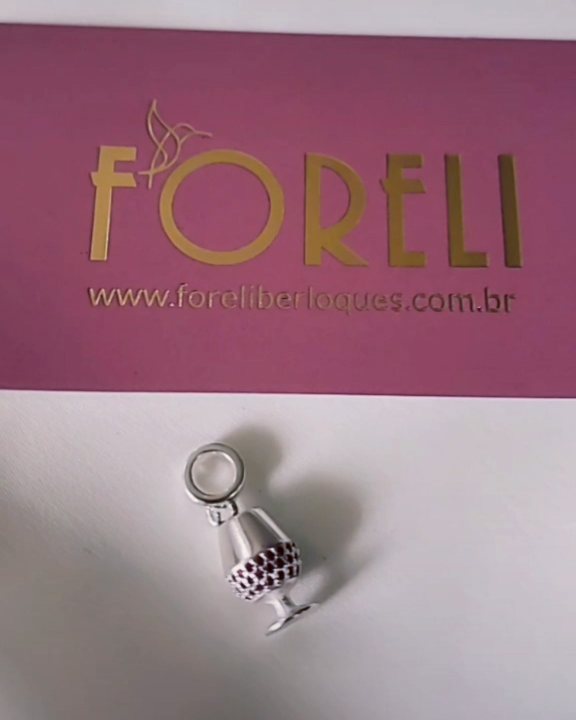 Foreli Berloques - Um vinho para acalmar o coração ❤ marca a amiga que vai te convidar para uma taça!🥰💗👇
.
www.foreliberloques.com.br👈
.
#berloqueira #berloques #berloque #foreliberloques #pulseiradav...