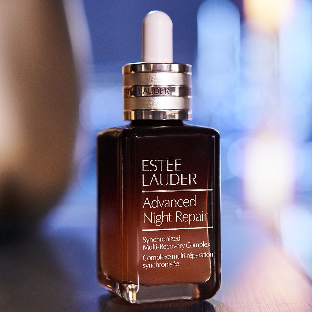 Estée Lauder - 💫 Our NEW Advanced Night Repair Face Serum includes everything you love and nothing you don’t.

WHAT IT HAS 
✅ Anti-oxidants
✅ Skin-plumping hyaluronic acid 
✅ New and exclusive Chrono...