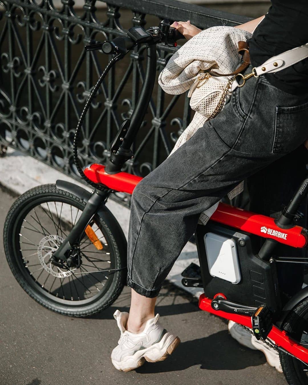 ВелоДрайв - Про электровелосипед BearBike Vena🚲
⠀
👉🏻Складной руль, вес 20 кг, 3 передачи, яркие цвета и очень инстаграмный внешний вид:)
⠀
✅Дополнительное оборудование: фонарь, звонок, крылья, поднож...