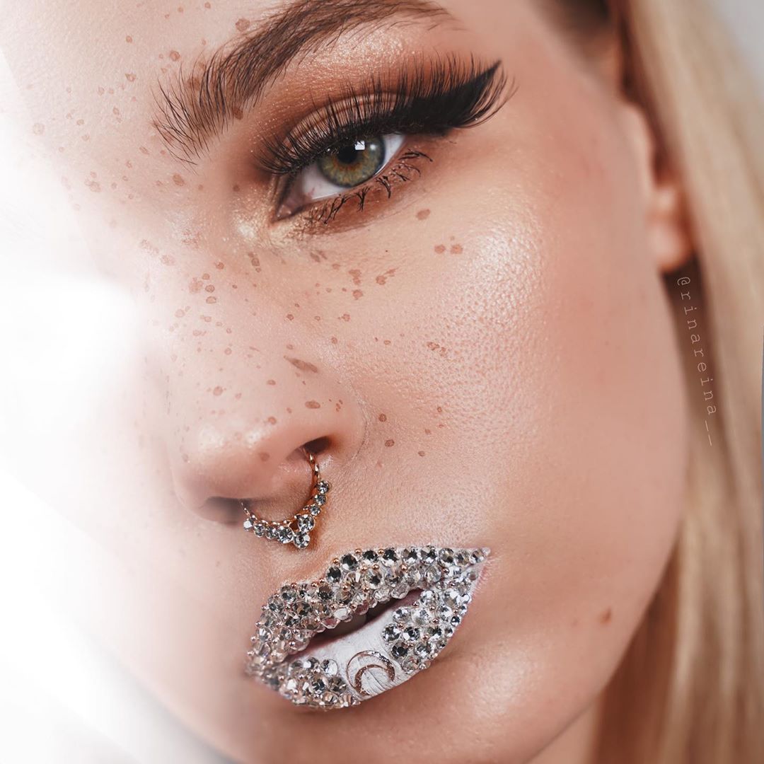 Rina Nicole Reina - Diamond lips 💎
⠀
▫️Глаза:
Палетка Shade Light @kvdveganbeauty 
Подводка @anastasiabeverlyhills 
Тушь @lancomeofficial 
▫️Губы:
White concrete @krygina.cosmetics