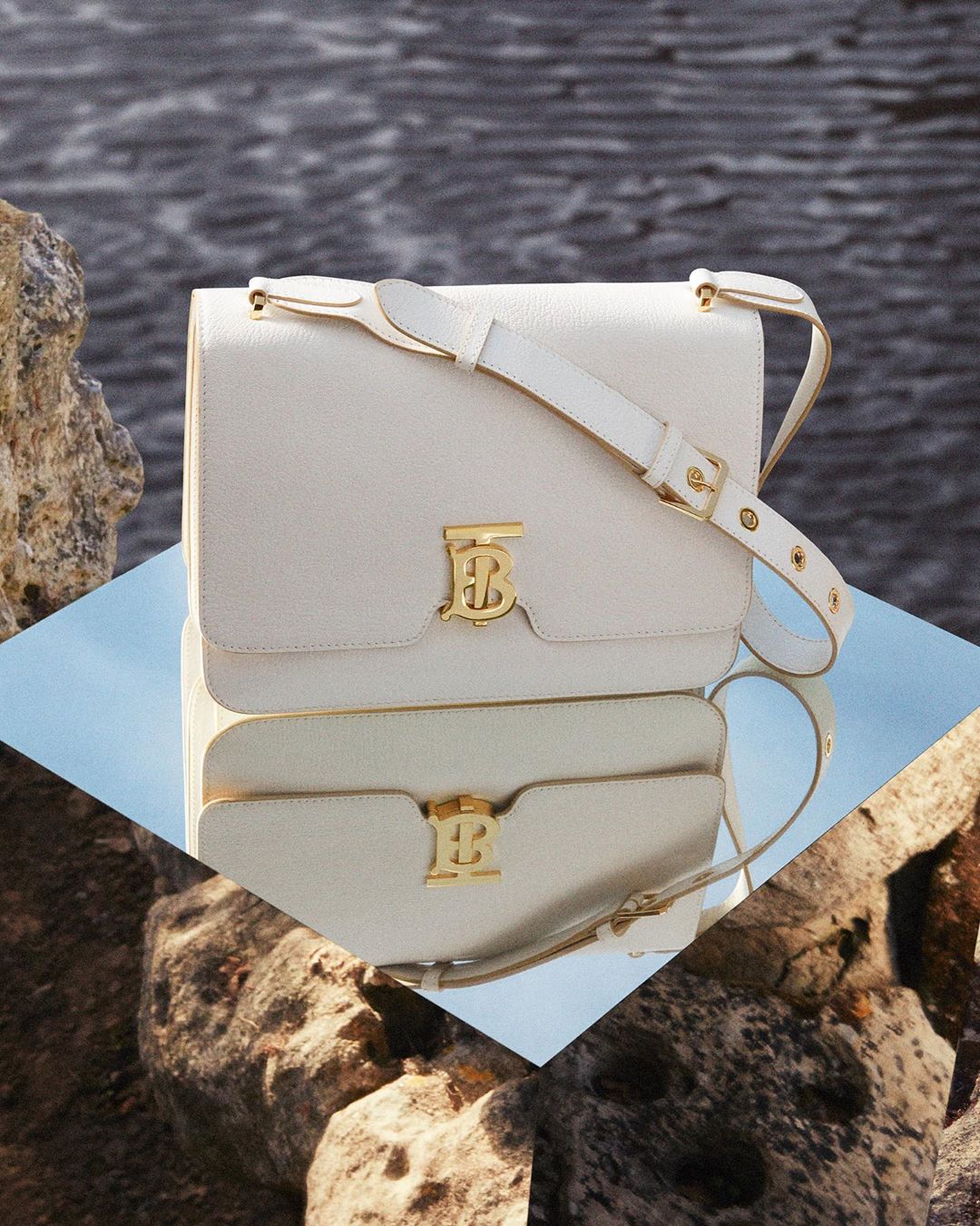 Burberry - Fresh start
.
The Alice bag, presented in crisp optic white leather and finished with the #ThomasBurberryMonogram closure 
.
#Burberry
