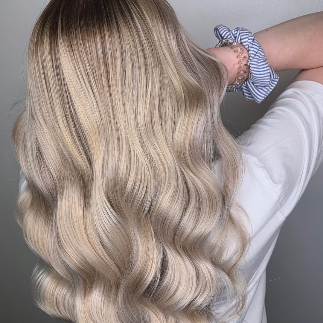 Schwarzkopf Professional - Yes please! SUCH a dreamy creamy blonde 💙

*Formula* 👉 @hairstyleby_eceat@tarquini_hairandskinused #BLONDME Bond Enforcing Premium Lightener 9+ to lift with 6% on roots and...