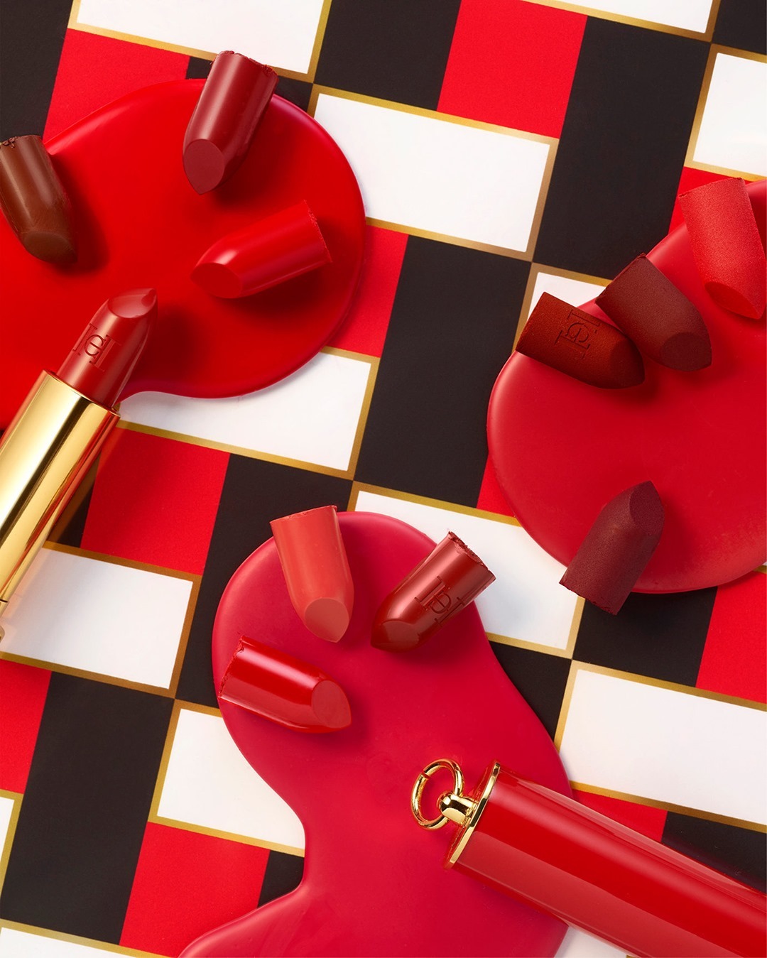 CAROLINA HERRERA - Leave them on Red with our satin finish lipstick in Carolina red (color N° 310) and our Red Confidential lipstick case. Our satin finish is long-wearing, super comfortable and deliv...