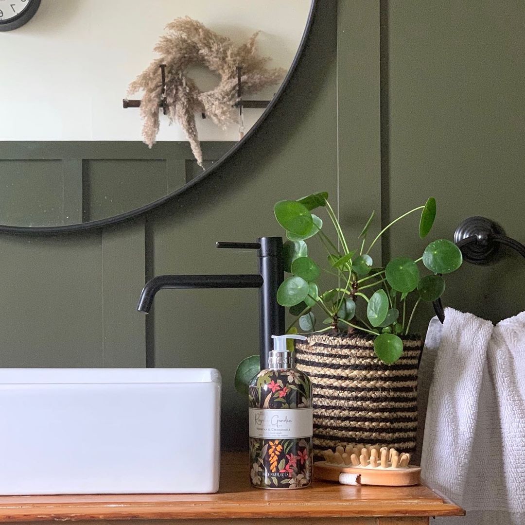 Baylis & Harding - Get ready for the weekend by giving your hands a little treat with our Royale Garden Verbena and Chamomile hand wash👏 We love this natural bathroom shot from @the_girl_with_the_gree...